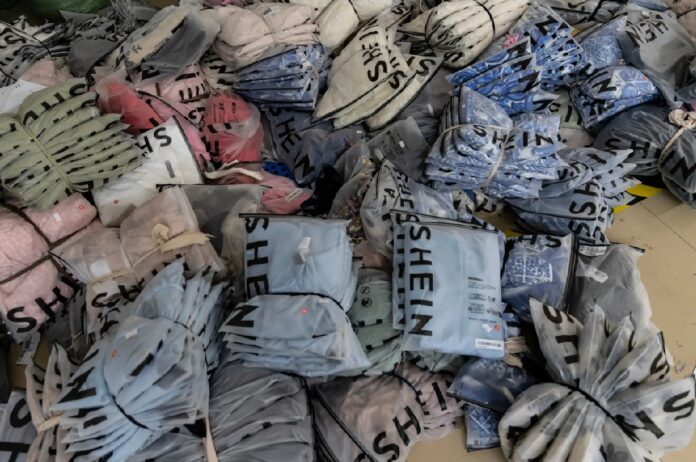 Paquetes de ropa de Shein almacenados antes de su distribución, en una imagen representativa de la moda ultrarrápida.