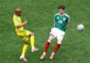 Muere el mundialista sudafricano Jayden Adams a los 25 años Jayden Adams disputa un balón con un jugador de México durante un partido del Mundial 2026.