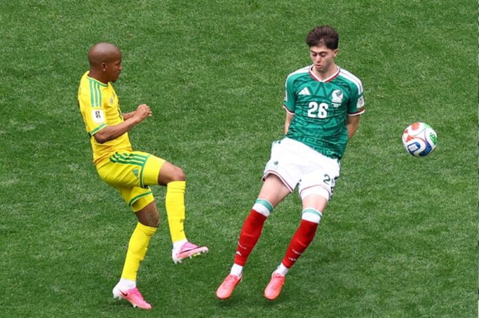Jayden Adams disputa un balón con un jugador de México durante un partido del Mundial 2026.