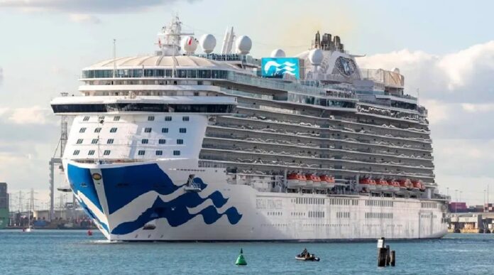 Crucero Regal Princess navega en el mar durante una escala con la proa orientada hacia la cámara.