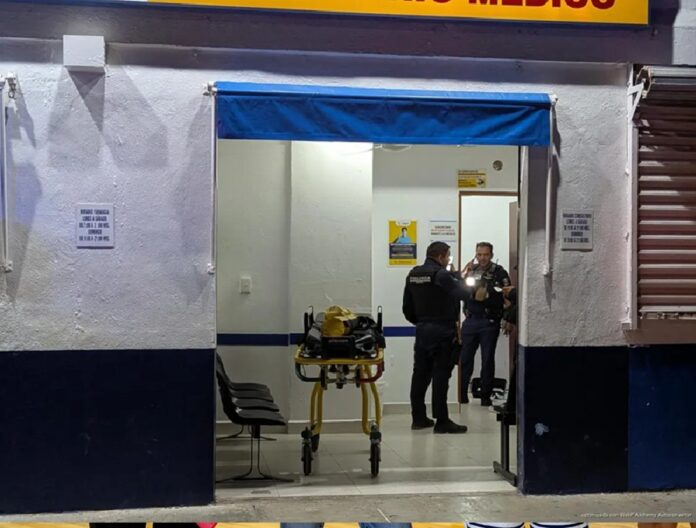 Policías permanecen en la entrada de un consultorio médico donde fue atendido un hombre lesionado en Cancún.