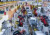 Estados Unidos plantea incluir aranceles y cuotas en la revisión del T MEC para reducir déficit con México Línea automatizada de ensamblaje de vehículos en una planta industrial con brazos robóticos y carrocerías en producción.