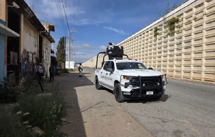 Patrulla de la Fiscalía General de Justicia de Zacatecas durante un operativo de seguridad tras el hallazgo de 10 cuerpos.