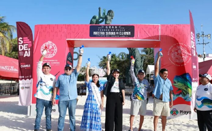 Autoridades y participantes durante el arranque del Torneo de Pesca Nuestra Señora del Carmen frente al Parque Fundadores.