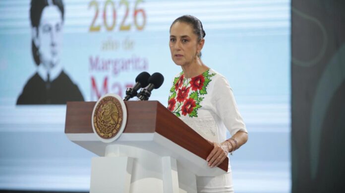 La presidenta Claudia Sheinbaum ofrece una conferencia desde el podio durante la Mañanera del Pueblo.