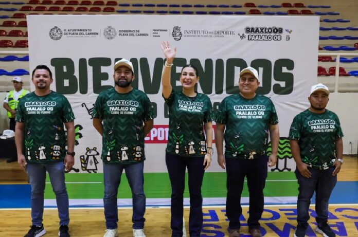 Estefanía Mercado saluda durante la inauguración del curso de verano Baaxlo'ob Paalalo'ob 