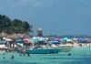 Quintana Roo impulsa una derrama de más de 2 mil 700 millones de pesos durante La Gran Escapada 2026 Embarcaciones y visitantes disfrutan de una playa con sombrillas y aguas turquesa en un destino turístico de Quintana Roo.