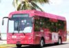 Inicia credencialización de la Tarifa Social MOBI para usuarios del transporte en Chetumal Autobús eléctrico del sistema MOBI circula sobre una avenida costera en Chetumal.