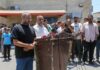 Hamás anuncia la disolución de su gobierno en Gaza y propone entregar el control a comité civil Portavoces de Hamás ofrecen una conferencia de prensa frente a un grupo de periodistas y asistentes en una calle de Gaza.