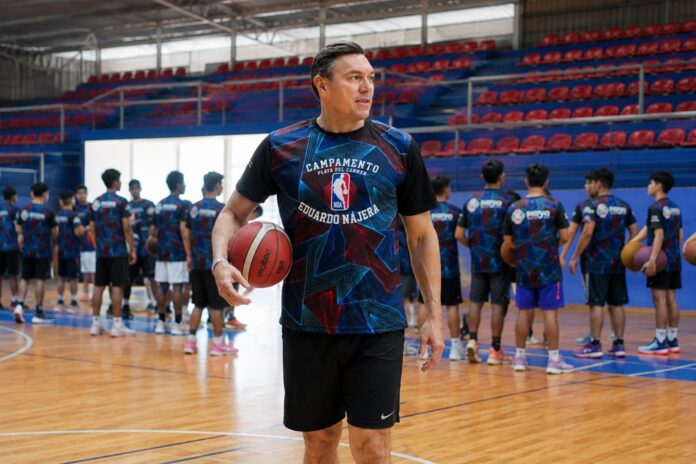 Eduardo Nájera básquetbol policías Playa