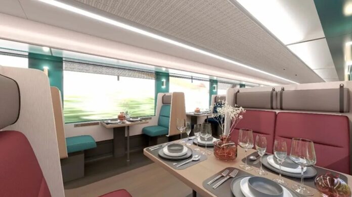 Interior del Tren Restaurante Janal del Tren Maya durante su presentación previa a la inauguración del 23 de agosto.
