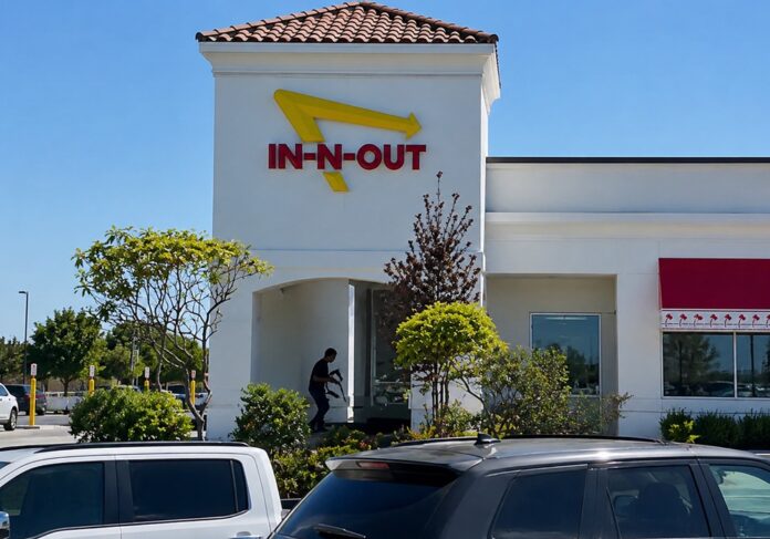 Hombre armado con un rifle en el exterior de un restaurante In-N-Out Burger durante el ataque registrado en Twin Falls, Idaho.
