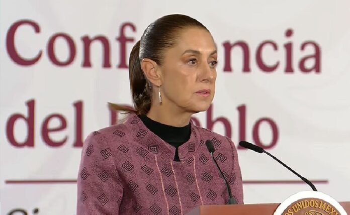 Claudia Sheinbaum durante una conferencia en la que anunció la consulta sobre el uso de celulares en escuelas.