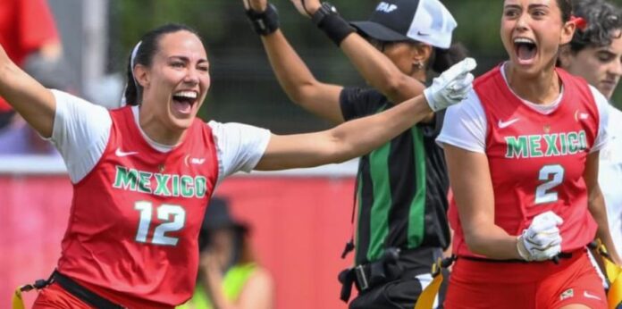 Jugadoras de México celebran durante el Campeonato Mundial de Flag Football en Düsseldorf.