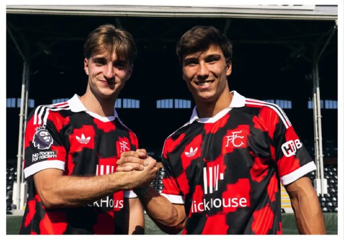 Gonzalo García y César Palacios posan con la camiseta del Fulham tras oficializar su incorporación al club inglés.