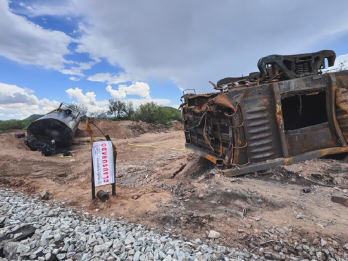 Vagones descarrilados y clausura ambiental en la zona del derrame químico ocurrido tras un accidente ferroviario en Naco, Sonora.