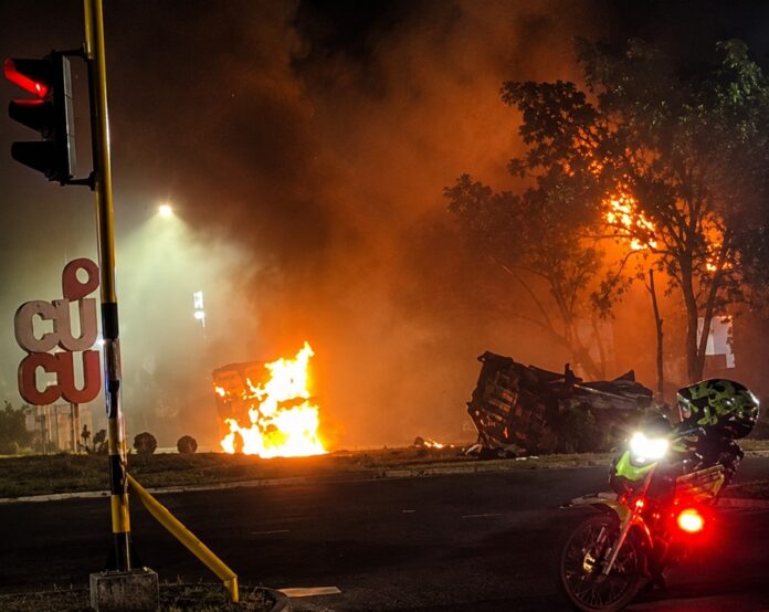 Vehículos envueltos en llamas tras la explosión de un camión bomba frente a una base policial en Cúcuta, Colombia.