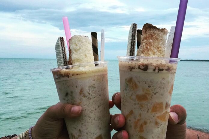 Machacados de Chetumal con fruta, hielo y leche