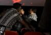 Una pelea por spoilers interrumpe función de Spider Man en Ciudad Juárez Dos hombres forcejean dentro de una sala de cine mientras otros asistentes intentan separarlos entre las filas de asientos.