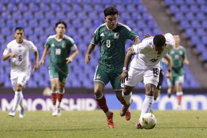 Selección Mexicana Sub-20 disputa el balón con un futbolista de Panamá durante el partido del Campeonato Sub-20 de Concacaf.