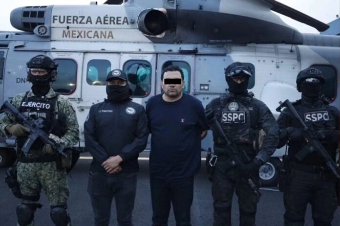 Integrantes del Ejército y de la SSPC presentan a Ramón Ángel Álvarez Ayala, alias “R1”, tras su captura.