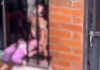 Dos niños son rescatados tras aparecer dormidos entre una ventana y unas rejas en Colombia Dos niños permanecen entre la ventana y las rejas exteriores de una vivienda en Santa Rosa de Cabal, Colombia, antes de ser rescatados por las autoridades.