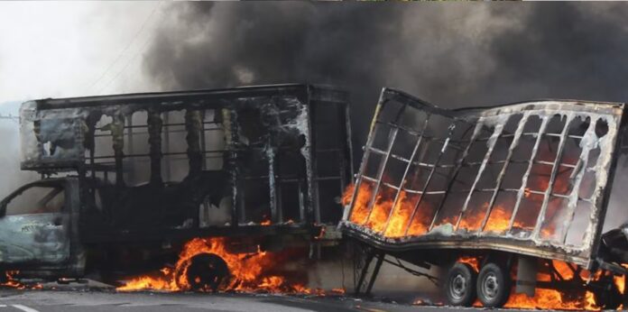 Vehículos incendiados bloqueos Michoacán