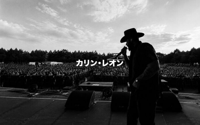 Carín León durante su presentación ante el público del Summer Sonic en Japón.