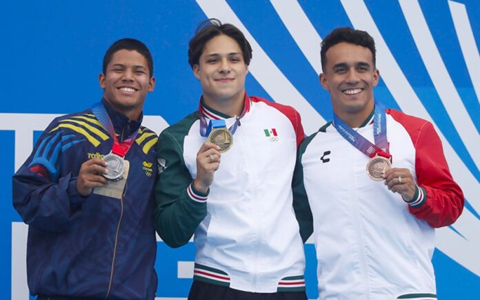 Osmar Olvera celebra la medalla de oro obtenida en trampolín de tres metros durante los Juegos Centroamericanos y del Caribe Santo Domingo 2026.