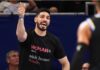 “Me echaron por apoyar a las mujeres”: expulsan a Enes Kanter de un juego de la WNBA Enes Kanter Freedom durante el partido de la WNBA entre Indiana Fever y Chicago Sky.