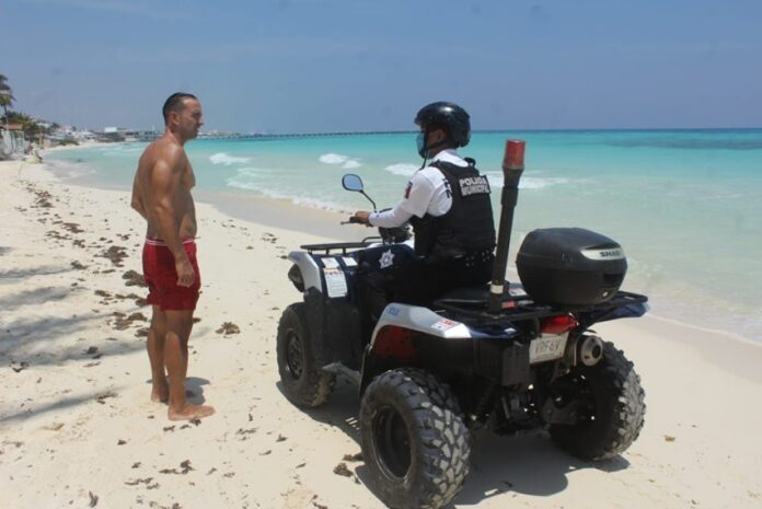Personal de Zofemat realiza un operativo de inspección en una playa pública de Playa del Carmen para verificar el libre acceso.