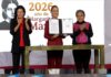Sheinbaum blinda la transparencia y elimina la discrecionalidad para reservar información La presidenta Claudia Sheinbaum sostiene el decreto sobre transparencia durante un acto oficial, acompañada por funcionarias del Gobierno de México.