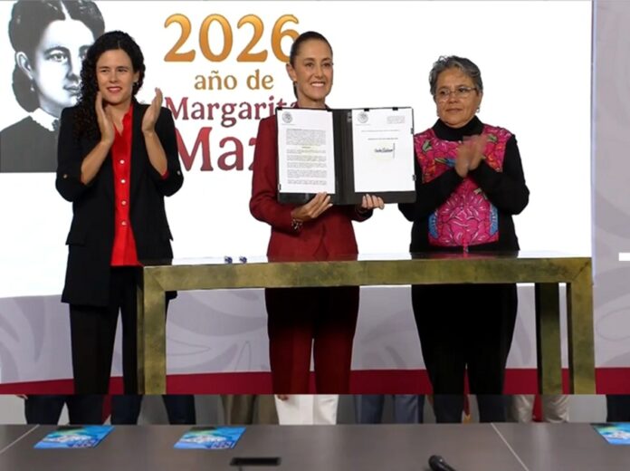 La presidenta Claudia Sheinbaum sostiene el decreto sobre transparencia durante un acto oficial, acompañada por funcionarias del Gobierno de México.