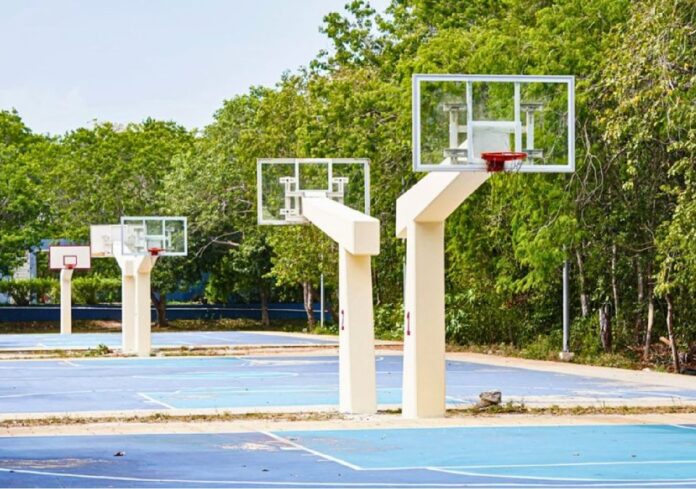 Vista aérea de una cancha deportiva rehabilitada.