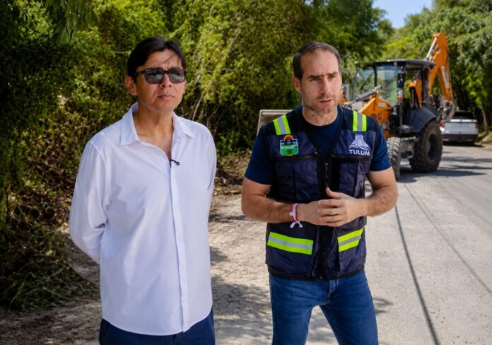 Diego Castañón Trejo y el director de Servicios Públicos, Audomaro Solís, supervisan una jornada de limpieza en la colonia Ejido de Tulum.