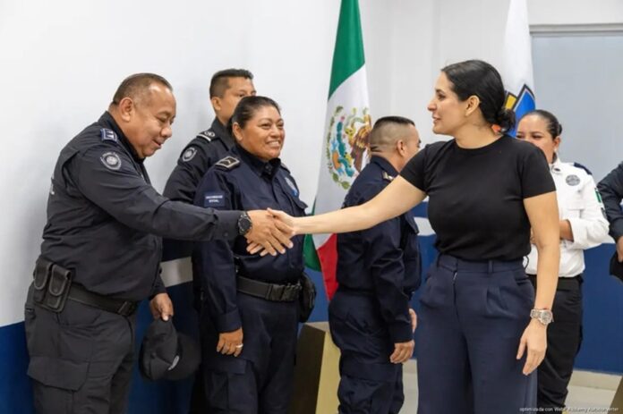 Estefanía Mercado y Policías municipales