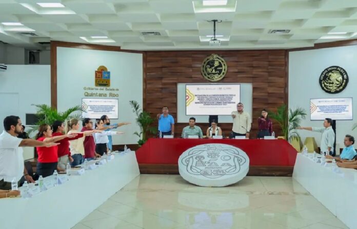 Estefanía Mercado, funcionarios y representantes de distintas instituciones participan en la instalación de una comisión.