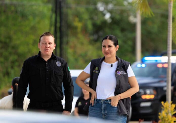 Estefanía Mercado y Carlos Montesinos García durante una supervisión de seguridad en Playa del Carmen