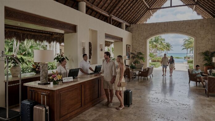 Recepción de hotel del Caribe Mexicano durante la temporada turística.