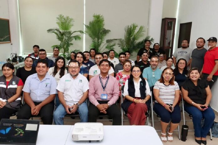 Servidores públicos del Ayuntamiento de Puerto Morelos participan en el curso Sinergia Laboral.