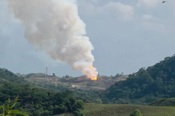 Columna de humo y llamas que emergen del pozo Krem-1 durante la contingencia en Las Choapas, Veracruz.