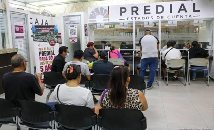 Contribuyentes realizan trámites y pagos en las ventanillas del área de impuesto predial del Ayuntamiento de Benito Juárez.