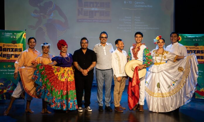 Integrantes posan sobre el escenario durante la presentación del Festival Danzas Negras Reflexiones Afrocaribeñas 2026 en Cancún.