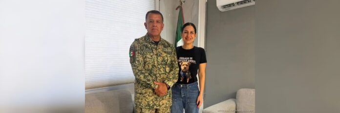 La presidenta municipal Estefanía Mercado junto al General Fidel Mondragón, comandante de la 34 Zona Militar, durante una reunión de trabajo.