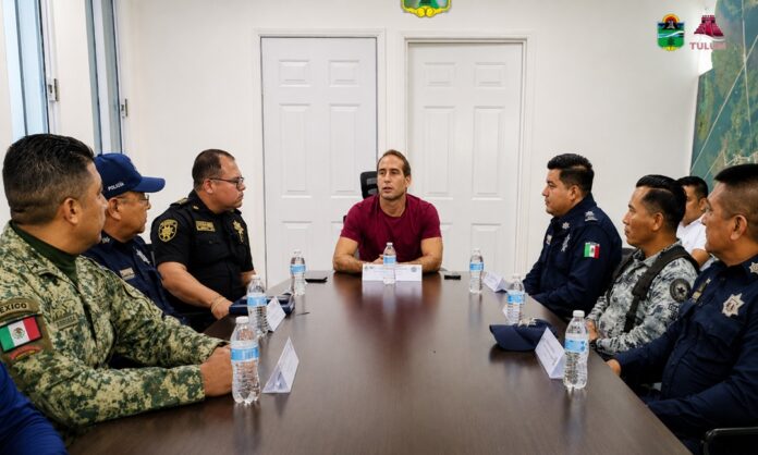 El presidente municipal de Tulum, Diego Castañón Trejo, encabeza una reunión de trabajo con mandos del Ejército Mexicano, la Guardia Nacional, la Policía Estatal y la Policía Municipal para coordinar acciones de seguridad.