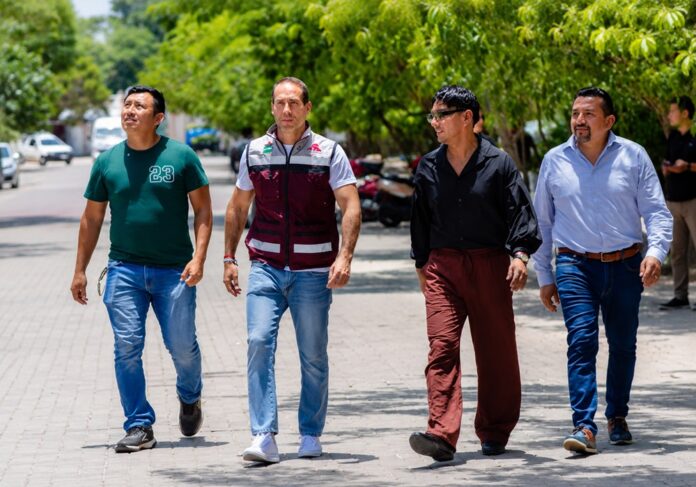 Diego Castañón Trejo recorre la colonia Maya Pax