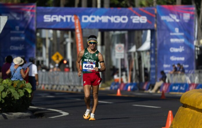 Atleta mexicano compite en la prueba de medio maratón durante los Juegos Centroamericanos y del Caribe Santo Domingo 2026.