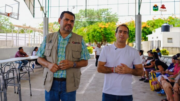 Diego Castañón Trejo y el subsecretario de Bienestar de Quintana Roo, Edgar Gasca, presentan la unidad móvil de mastografías durante una jornada en el Domo Dos Aguas de Tulum.