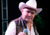 Balean a Edilberto Portillo de Beto y sus Canarios antes de un concierto en Chicoloapan Edilberto Portillo “Don Beto”.