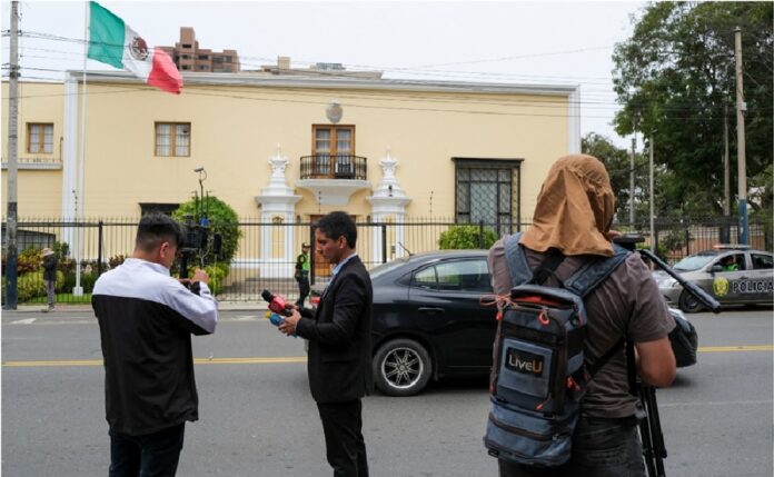Vista exterior de la Embajada de México en Lima